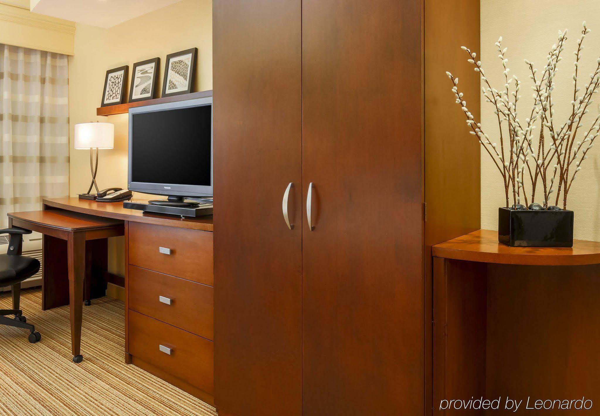 Courtyard By Marriott Potomac Mills 3*