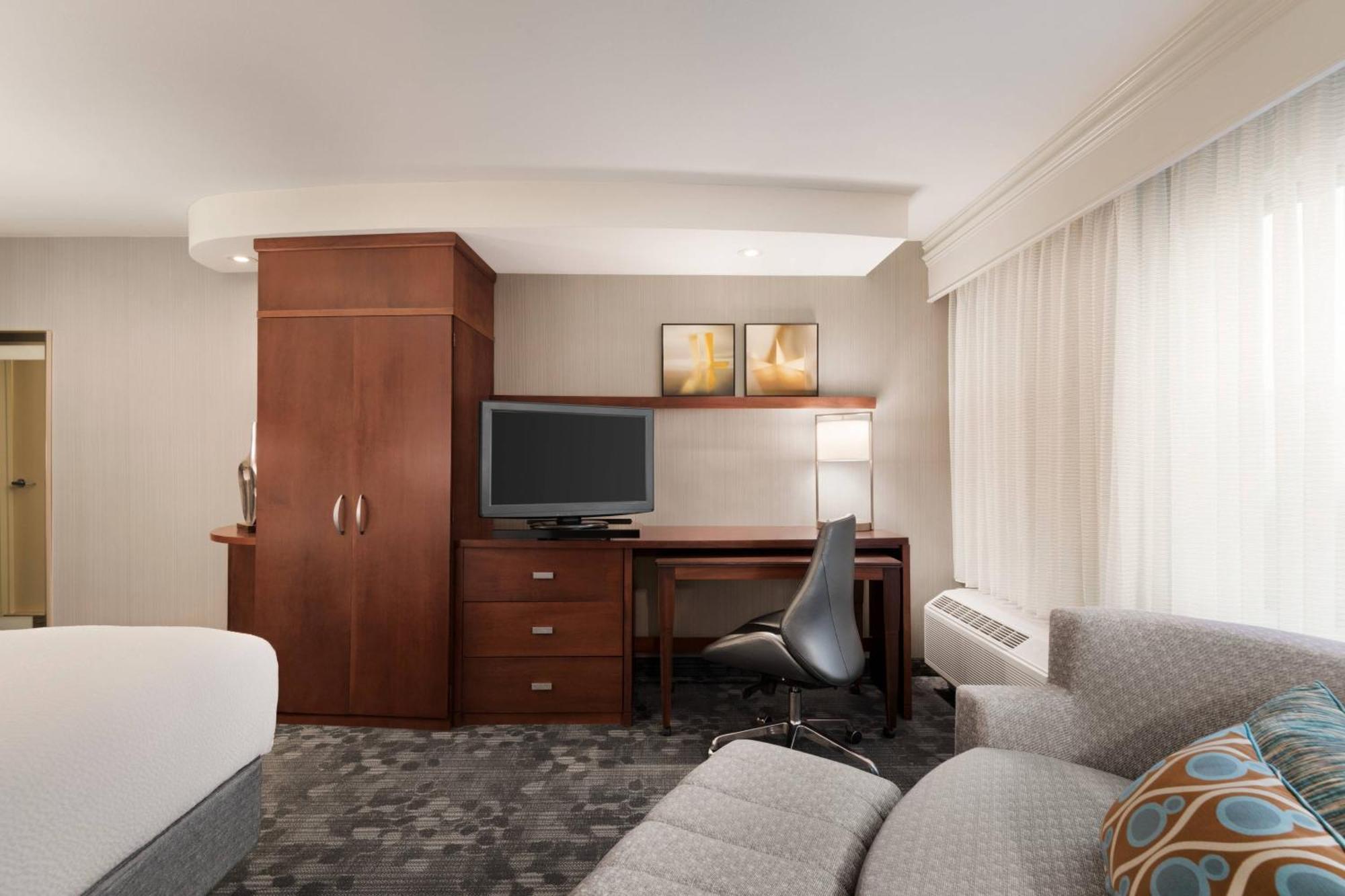 Courtyard By Marriott Potomac Mills