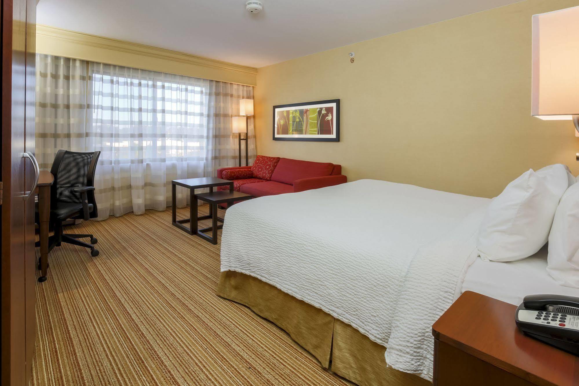 Hotel Courtyard By Marriott Potomac Mills 3*